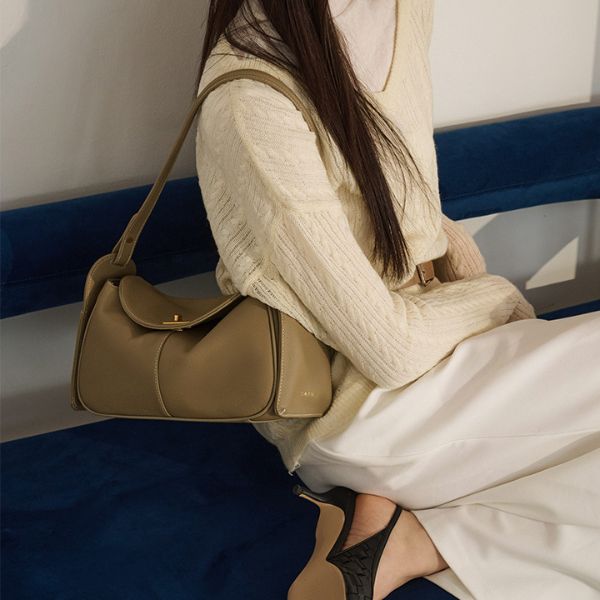 Prime頭層真皮轉鎖挂耳軟包